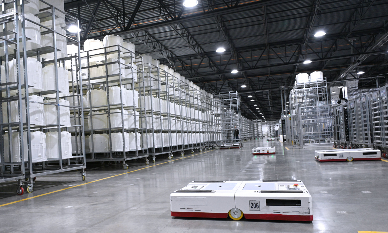 Automated guided vehicles are on the move carrying washer and dryer parts at LG Electronics' Tennessee plant in the US. (LG Electronics)