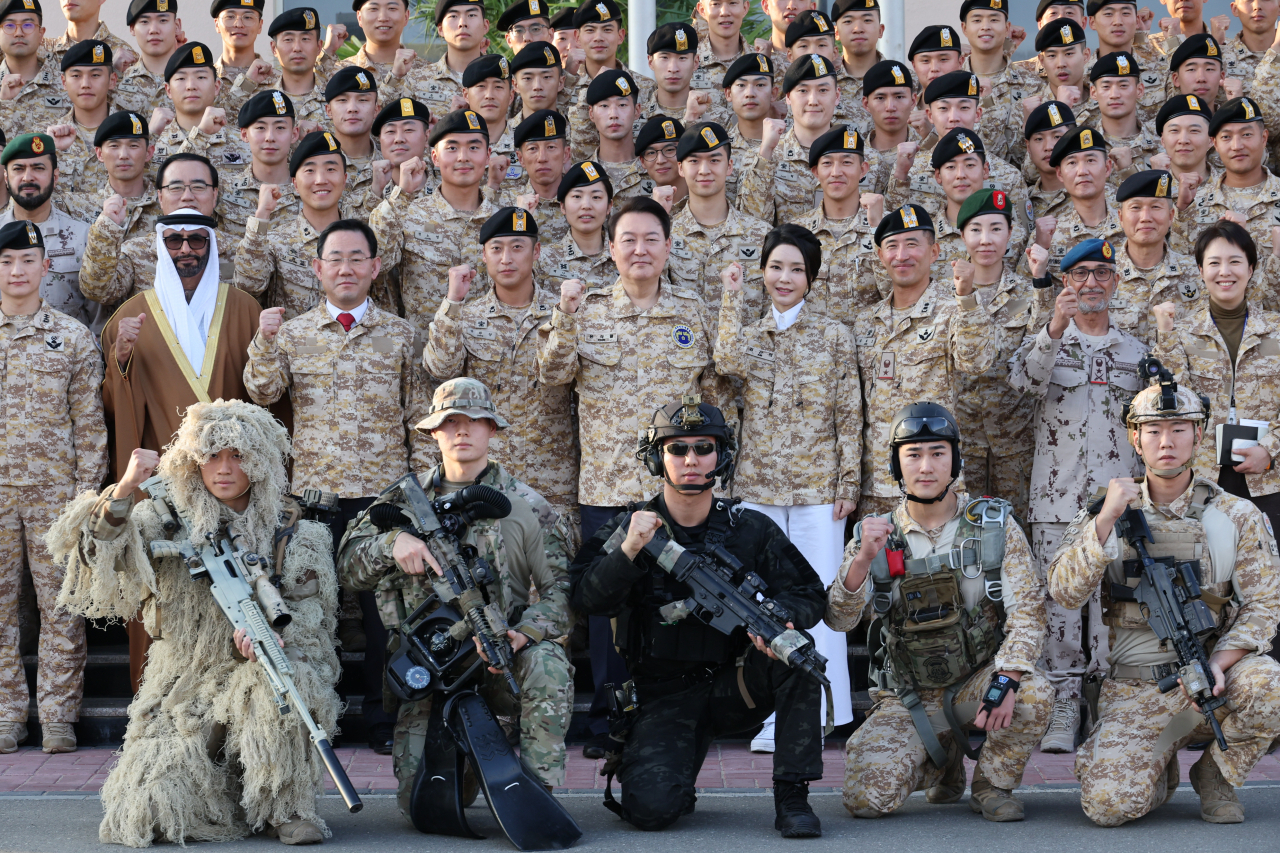 President Yoon Suk Yeol and first lady Kim Keon Hee pose for photos with soldiers during his visit to the UAE on Sunday. (Yonhap)