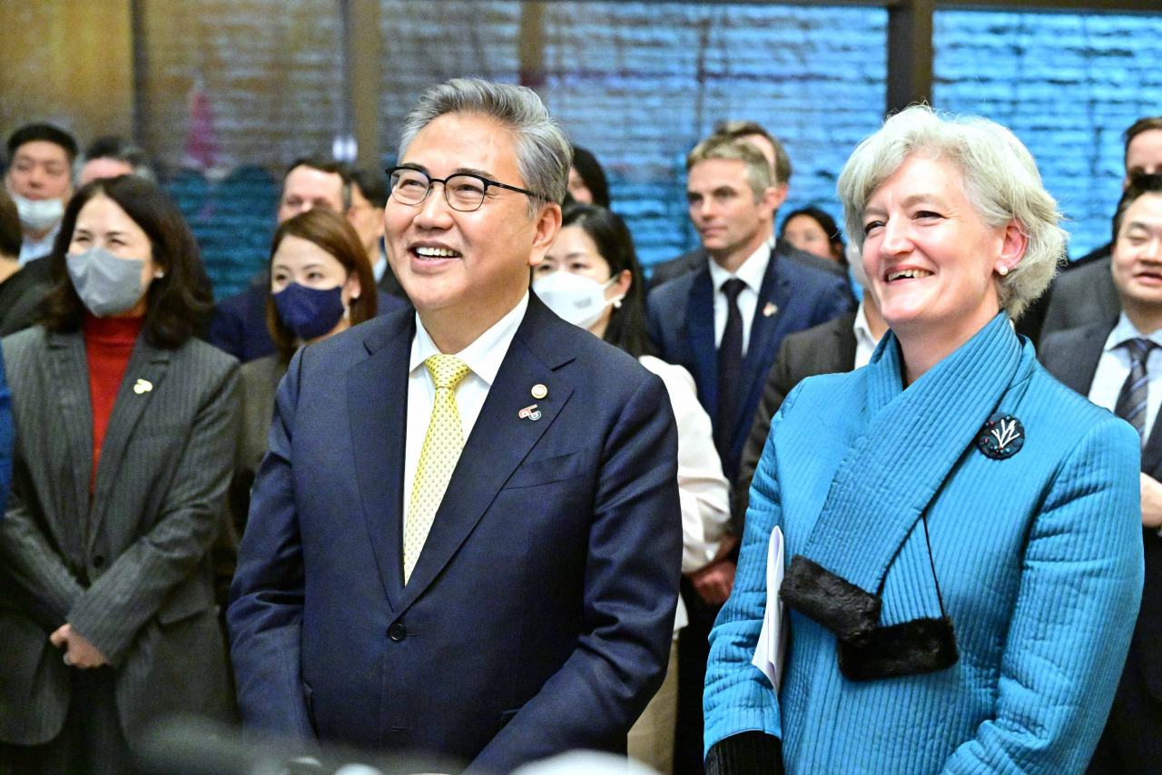 South Korean Foreign Minister Park Jin (left) and Tamara Mawhinney, Charge d' affaires at Canadian Embassy attend an event to commemorate 60th anniversary Canada-Korea relations in Jung-gu, Seoul, Thursday. (Ministry of Foreign Affairs)