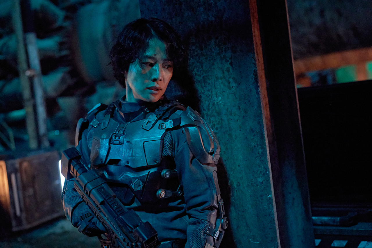 Kim Hyun-joo plays a late soldier in “Jung_E” (Netflix)