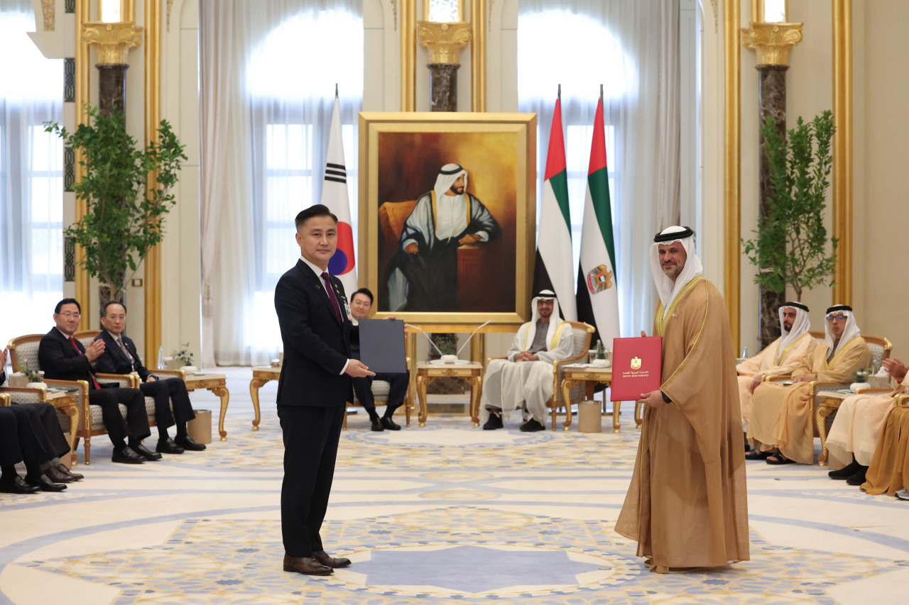 South Korean Minister of the Defense Acquisition Program Administration, Eom Dong-hwan (L), and Secretary General of the Tawazun Council of the United Arab Emirates, Tareq Abdulraheem Al Hosani pose for a photo at a ceremony of signing a memorandum of understanding held on Sunday at the presidential palace in Abu Dhabi, UAE. (Yonhap)