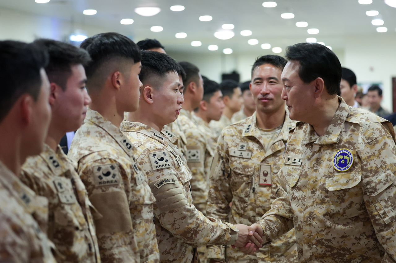 President Yoon Suk Yeol meets with South Korean troops of the Akh unit in Abu Dhabi on Sunday.(Yonhap)