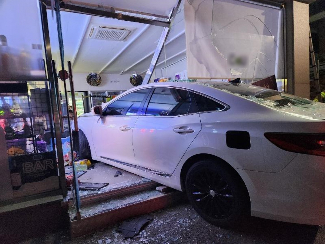This photo shows a car that dashed into a convenience store on Saturday in Geoje, South Gyeongsang Province. (A photo from a post on Bobaedream)