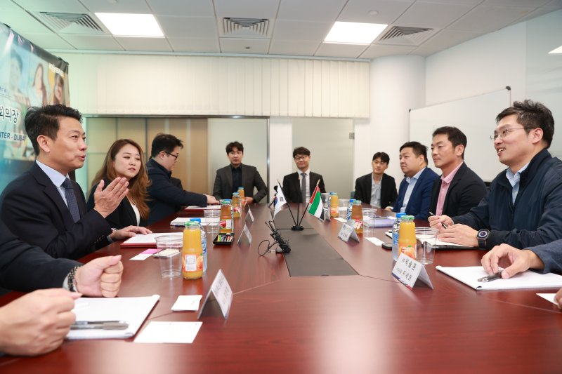 Ministry of SMEs and Startups Deputy Minister Lim Jeong-wook (left) speaks with representatives from Korean startups at a conference room at the Dubai Export Business Incubator in Dubai, United Arab Emirates. (Ministry of SMEs and Startups)