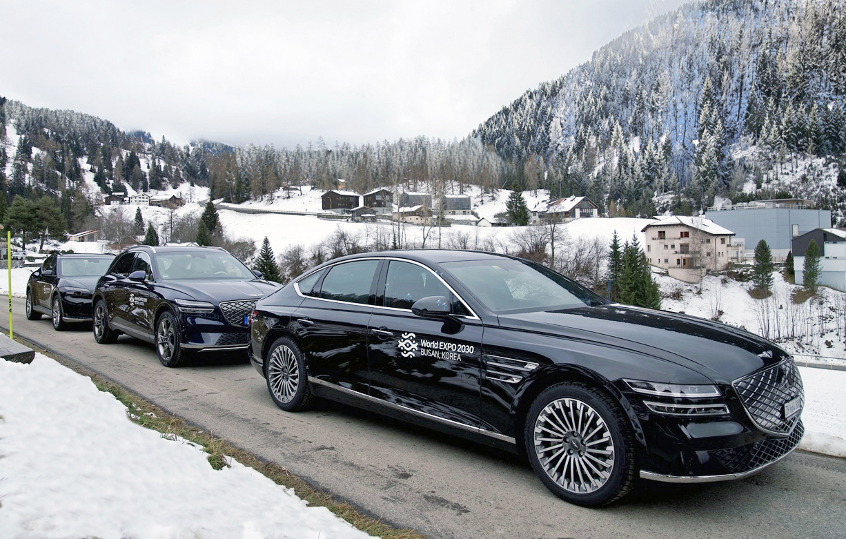 Hyundai Motor Group’s eco-friendly models, promoting Busan City’s bid to host the 2030 World Expo, run on the road in the Swiss resort town of Davos on Sunday. A total of 58 vehicles, including the Genesis G80, GV60 and Hyundai Santa Fe hybrid, are being deployed to carry Korean delegations during the World Economic Forum’s annual meeting held in the town this week. (Hyundai Motor Group)