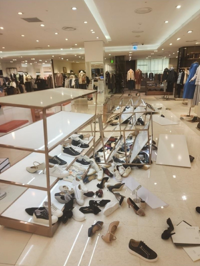 This captured image, posted on Bobaedream by a witness, shows shoe racks fallen over at a department store in Seoul last Friday. (Bobaedream)