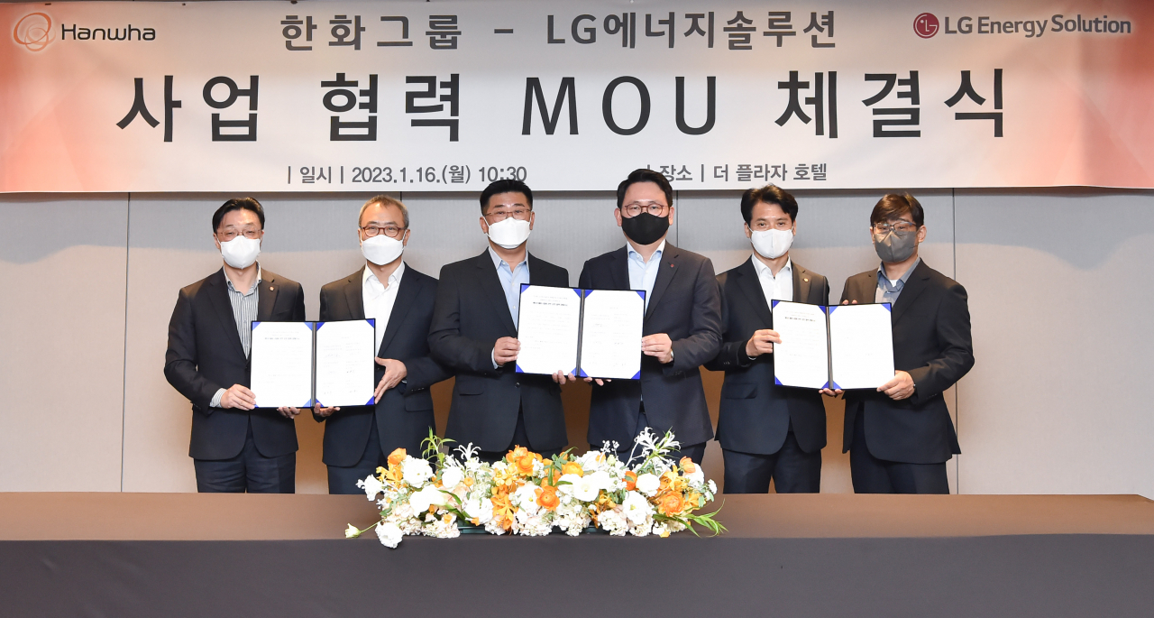 From left are Hanwha Aerospace’s electric propulsion system business chief Moon Seung-hak, LG Energy Solution Chief Technology Officer Shin Young-joon, Hanwha Q Cells’ green energy solution chief Lee Jae-kyu, LG Energy Solution ESS business chief Jang Seung-se, Hanwha Momentum secondary battery business chief Ryu Yang-sik, and LG Energy Solution’s electrode tech chief Shin Gi-chang. (LG Energy Solution)
