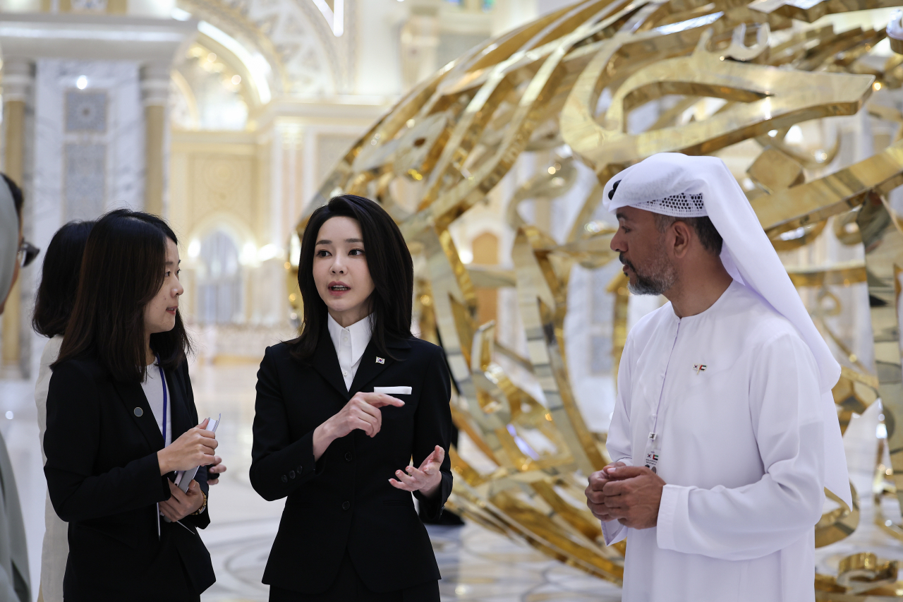 First lady Kim Keon Hee, who is on a state visit to the United Arab Emirates with President Yoon Suk Yeol, visits the presidential palace in Abu Dhabi on Sunday (local time). (Yonhap)