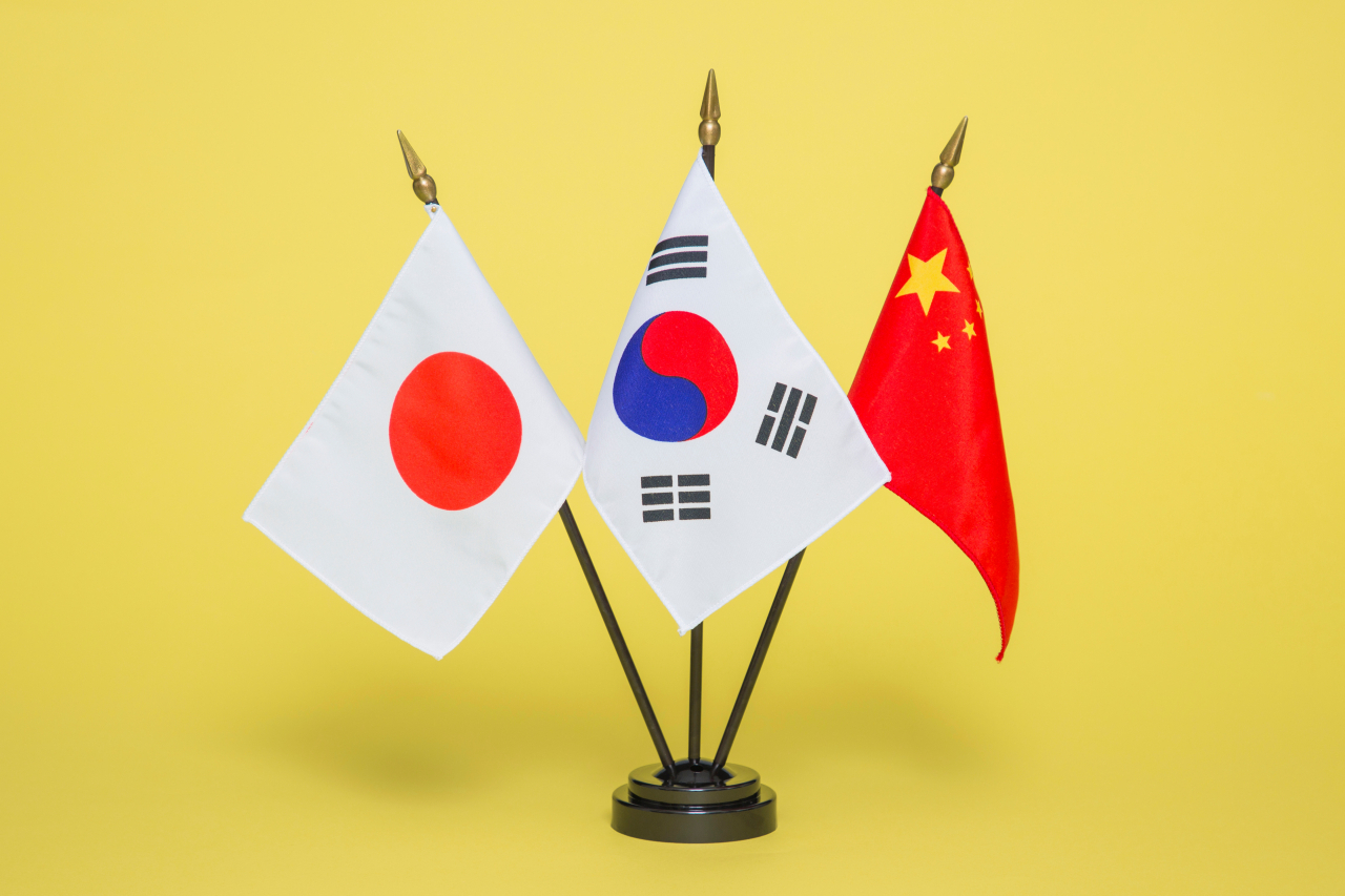 The South Korean flag (center), Japanese flag (far left) and Chinese flag. (123rf)