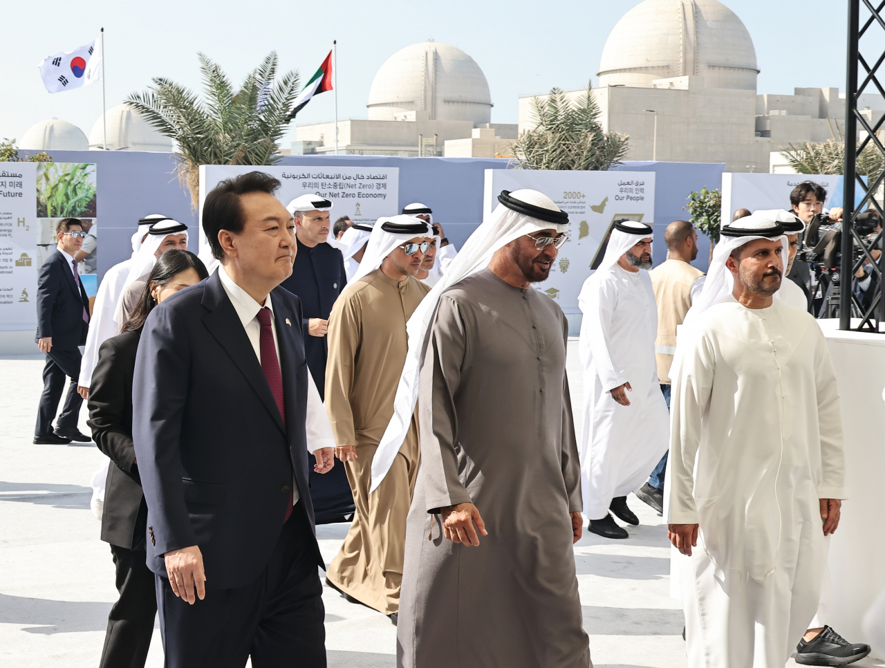 President Yoon Suk Yeol, who is on a state visit to the United Arab Emirates, heads to the event site with Emirati leader Sheikh Mohammed bin Zayed Al Nahyan and other attendees at the Barakah nuclear power plant operation ceremony for unit 3 on Tuesday. (Yonhap)
