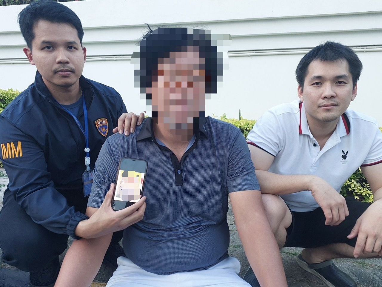 Kim Seong-tae (center), former chair of underwear maker Ssangbangwool Group, is surrounded by Thai police officers after being arrested near Bangkok last Tuesday. (Thailand's police agency)