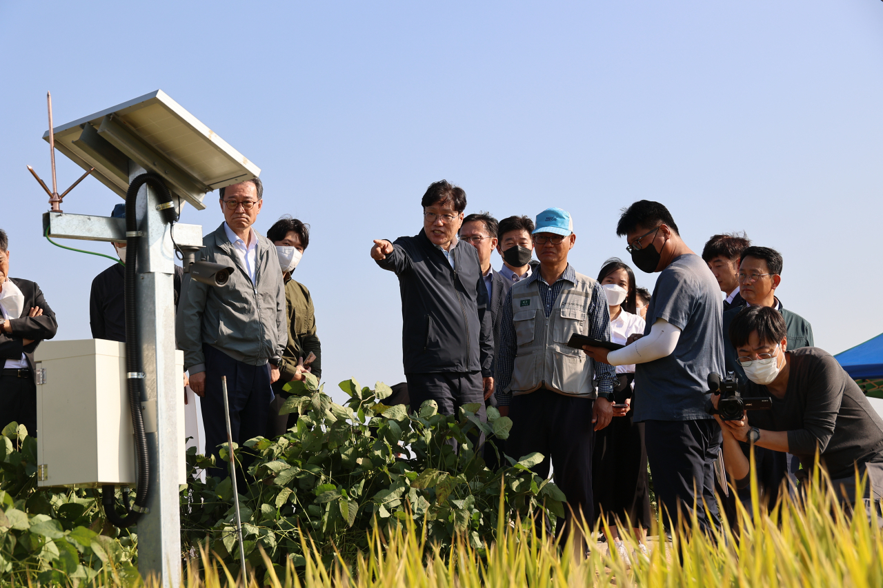 RDA Administrator Cho Chae-ho (center) inspects a rice paddy field in North Jeolla Province last year