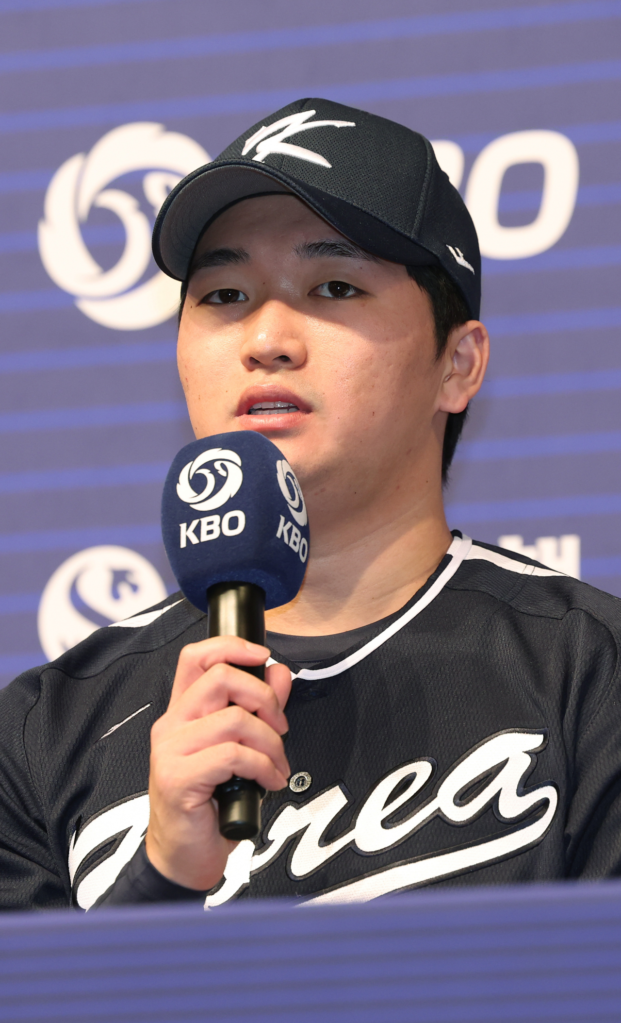 Go Woo-suk, pitcher for the South Korean national baseball team for the World Baseball Classic, speaks at a press conference in Seoul on Monday. (Yonhap)