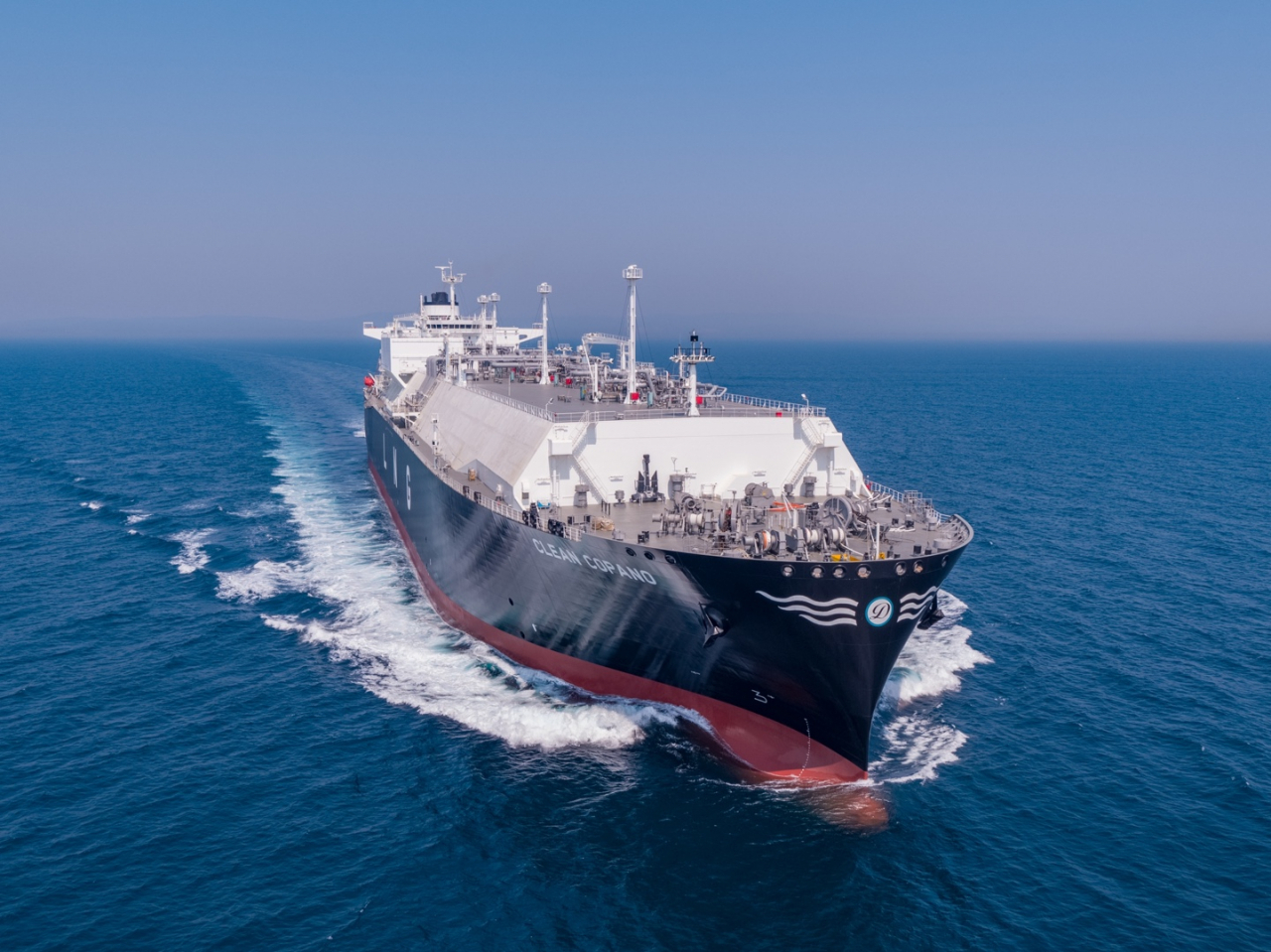 A 200,000 cubic meter-sized liquefied natural gas carrier built by Hyundai Heavy Industries goes for a test drive. (KSOE)