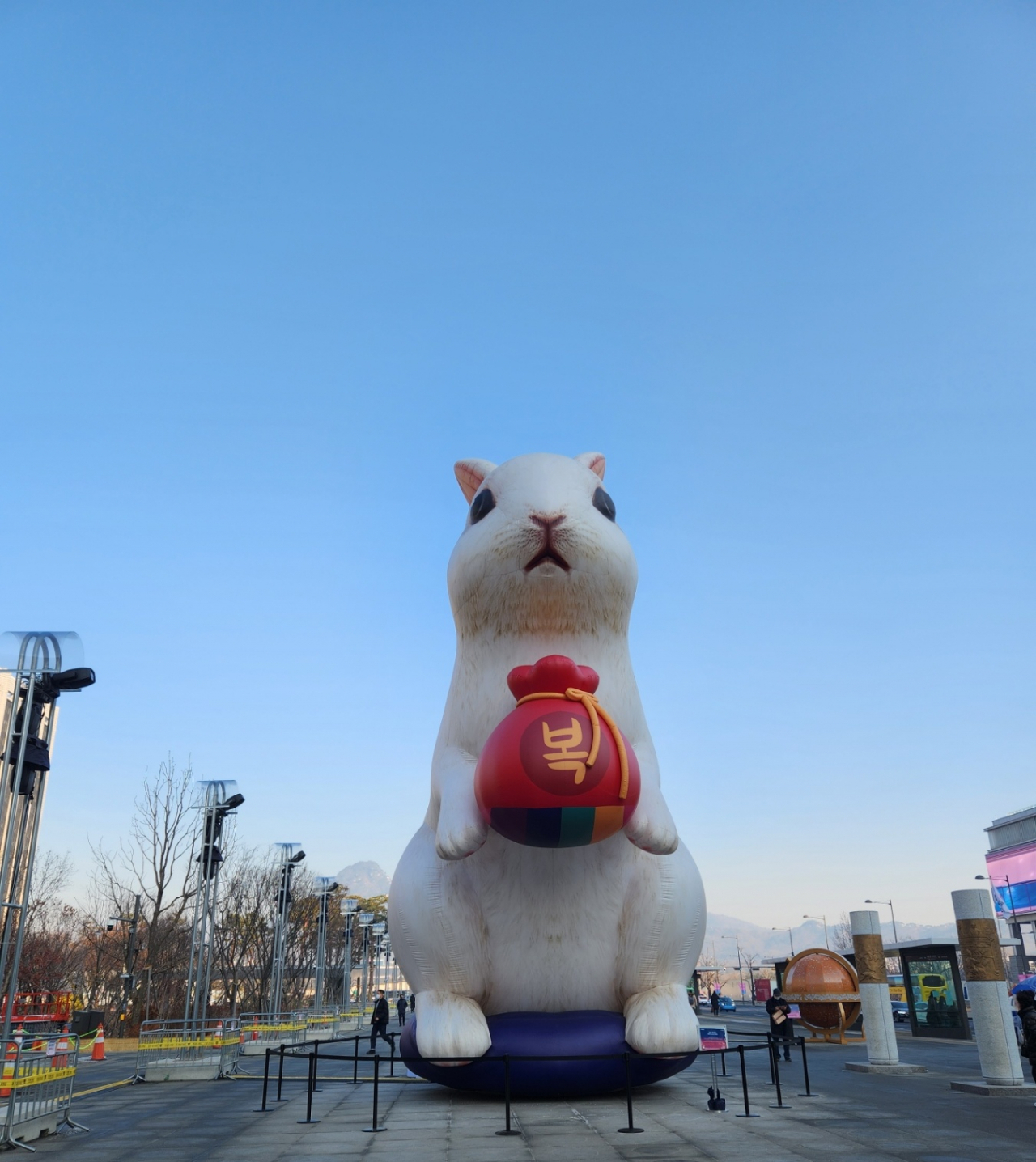 A 12-meter-tall rabbit sculpture holds a traditional Korean lucky bag at Gwanghwamun Square in downtown Seoul. (Choi Jae-hee/The Korea Herald)