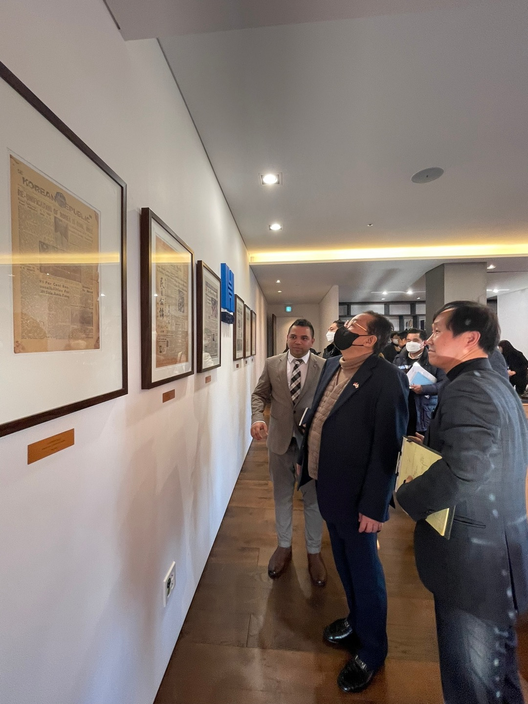 Gandi Sulistiyanto (center), Indonesian ambassador to South Korea, views the 70-year journey of The Korea Herald during a courtesy visit to the Korea Herald on Monday. (Indonesian Embassy in Seoul)