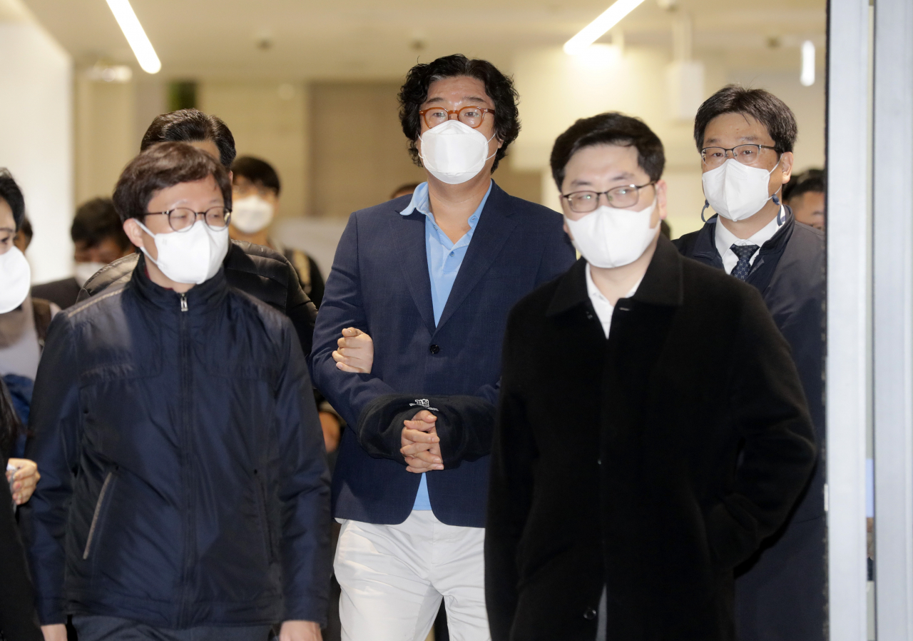 Kim Seong-tae, former chairman of underwear maker Ssangbangwool Group, enters Incheon International Airport on Tuesday, roughly eight months after he fled the country in May last year. (Yonhap)