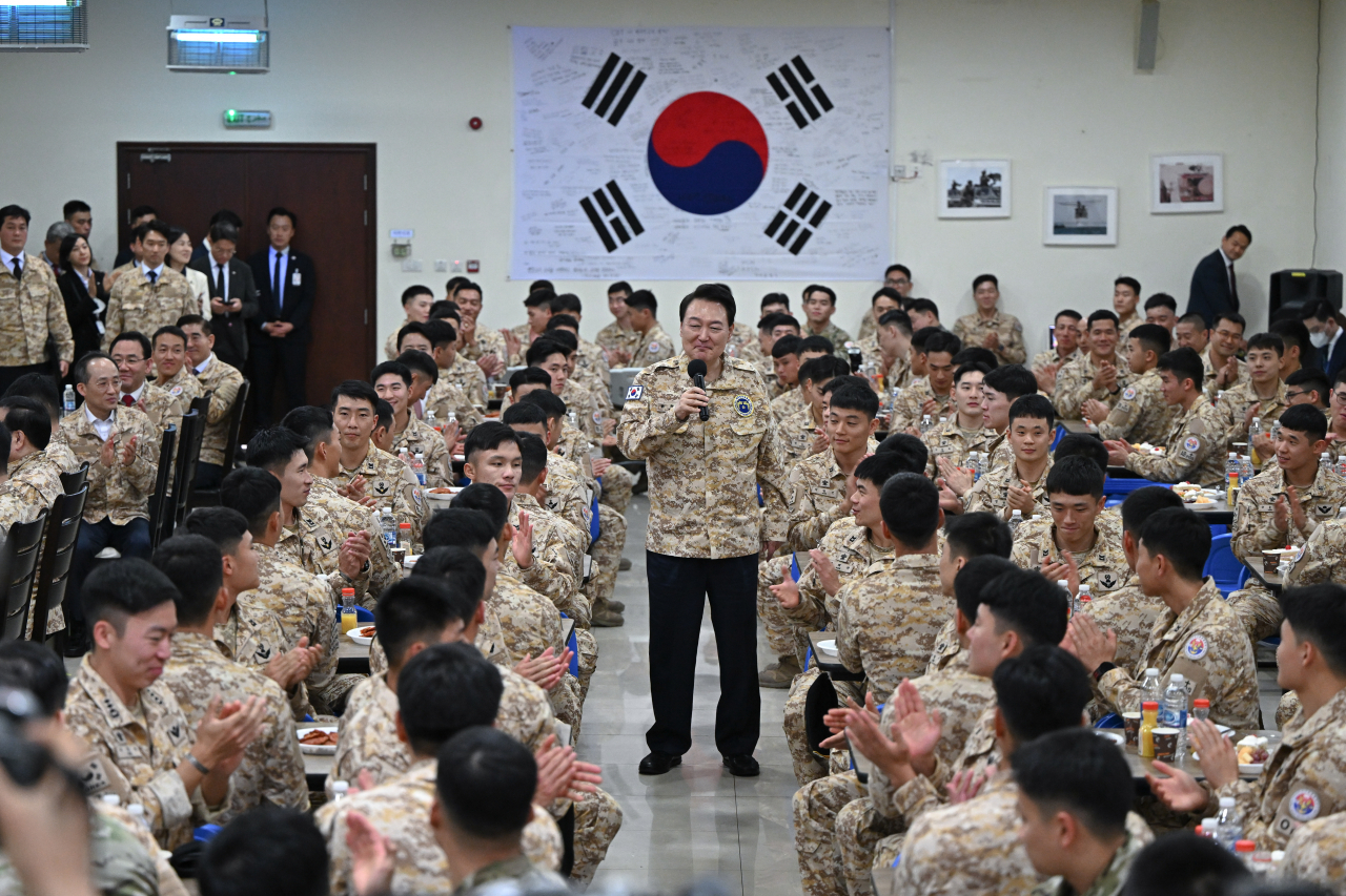 President Yoon Suk Yeol (center standing) speaks during a meeting with a South Korean special forces unit stationed in Abu Dhabi, the United Arab Emirates on Jan. 16. (Yonhap)