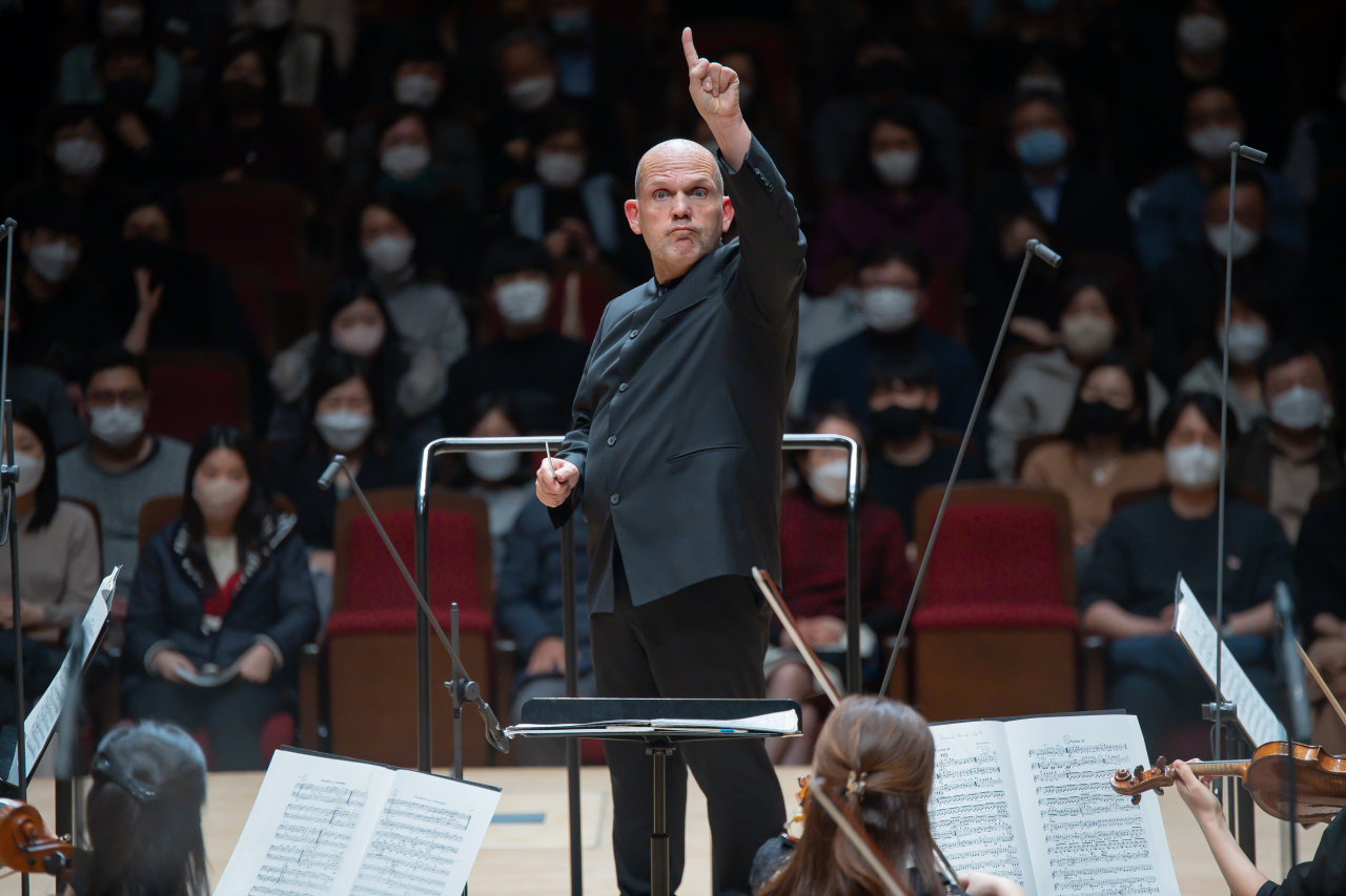 The Seoul Philharmonic Orchestra's incoming music director Jaap van Zweden conducts the orchestra at the SPO's New Year Concert at Lotte Concert Hall, in Seoul, Jan. 13. (SPO)