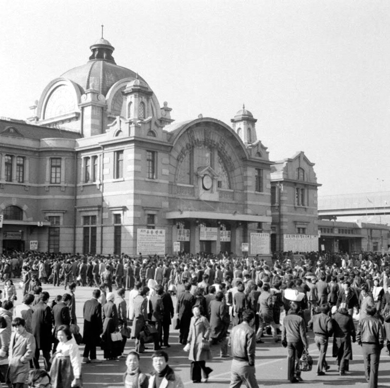 Homegoers gather at Seoul Station on Seollal holiday in 1977. (National Archives of Korea)
