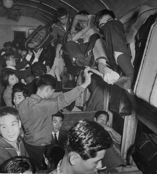 Homegoers are seen in a packed Chuseok holiday train in 1968. Some who could not get a seat are standing or lying in overhead compartments. (Seoul Museum of History)