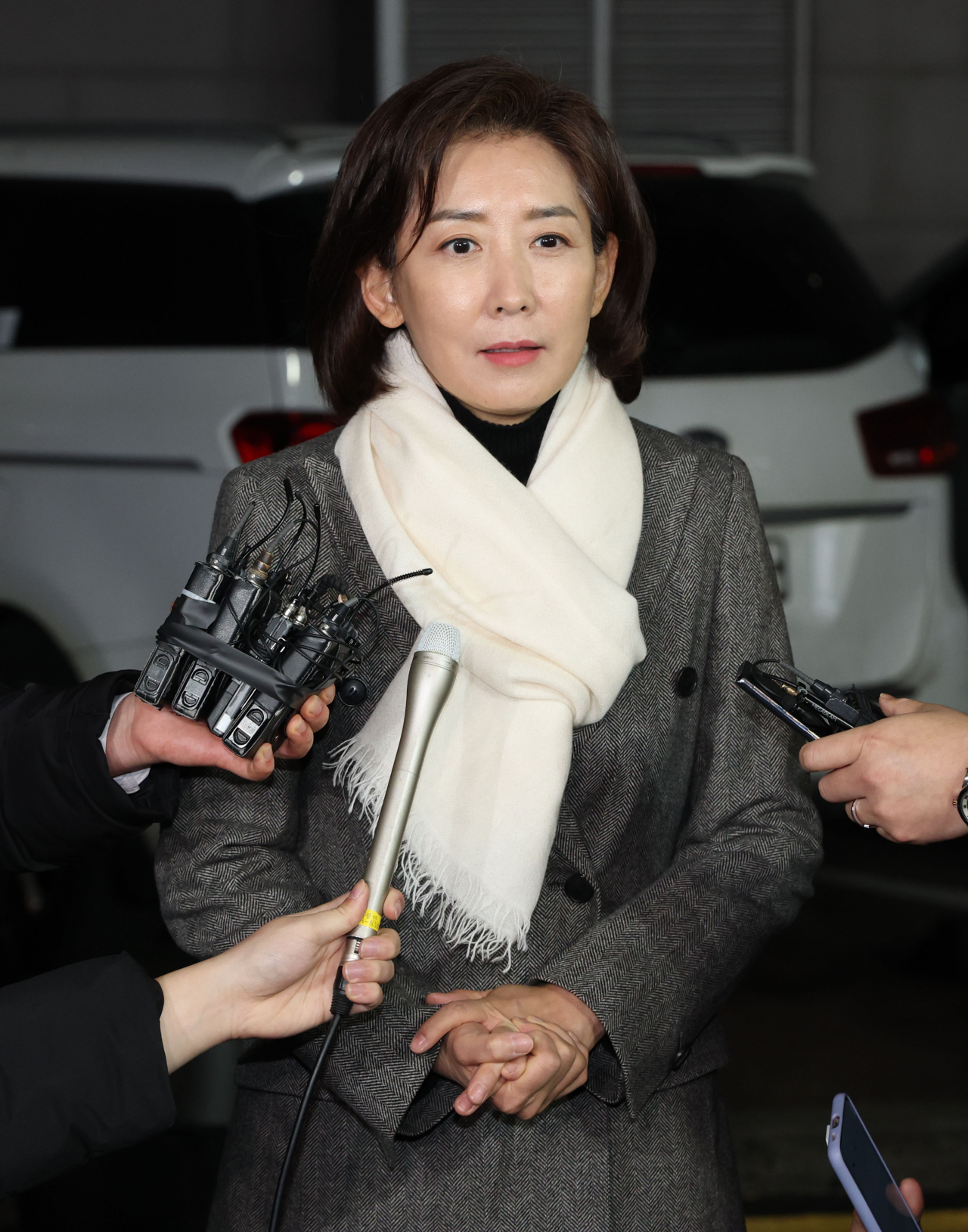 Former four-term lawmaker Na Kyung-won (center) answers reporters' questions before she meets with Seoul Mayor Oh Se-hoon at a restaurant in Seoul on Monday (Yonhap)