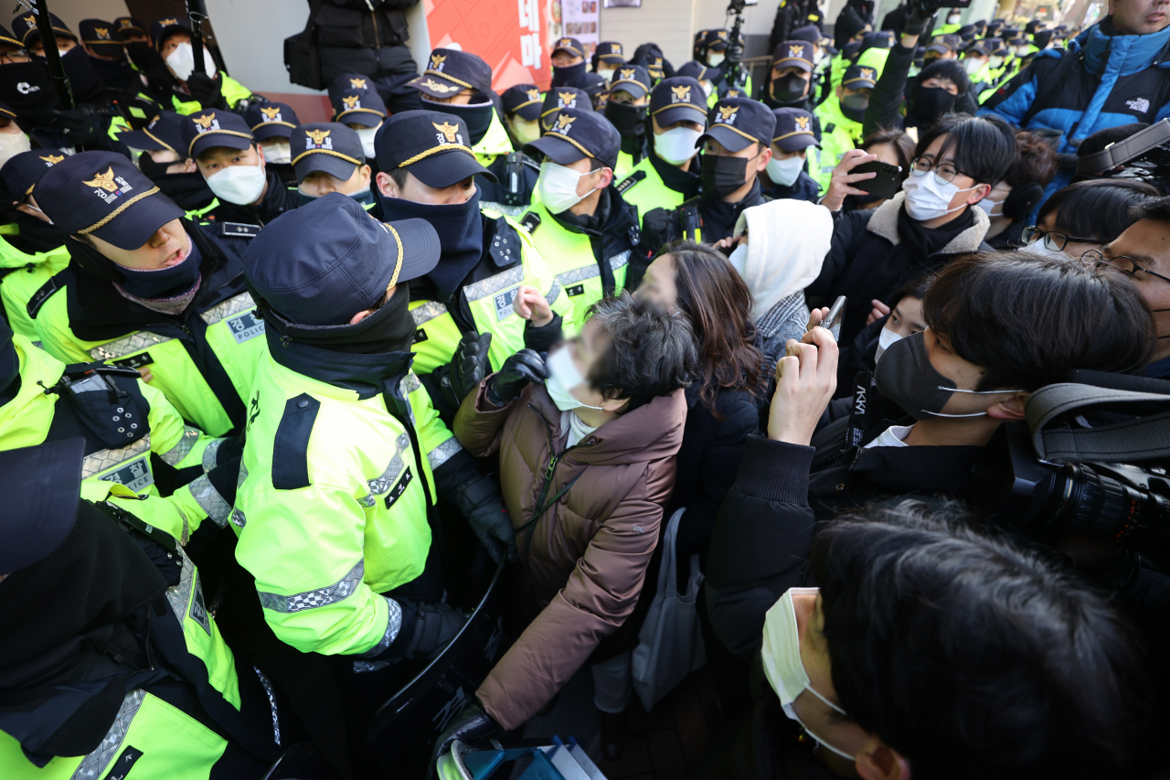 Members of the Korean Confederation of Trade Unions and police officers clash in front of the umbrella group's headquarters in Seoul on Wednesday. (Yonhap)