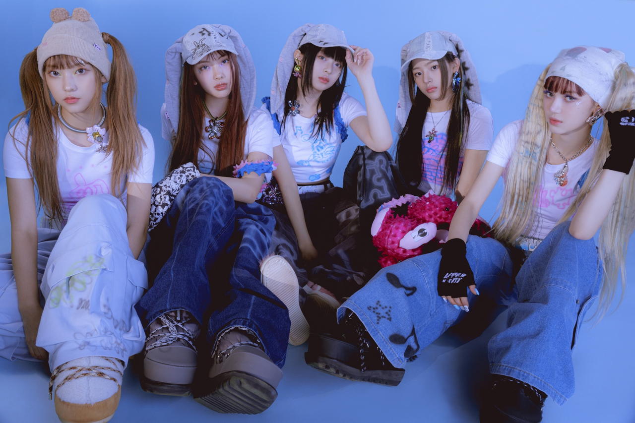 Group photo of NewJeans for its new single 