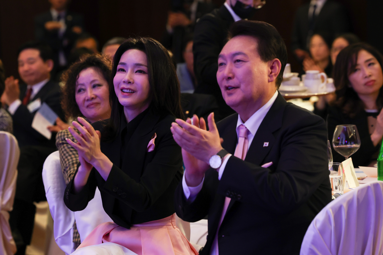 President Yoon Suk Yeol and first lady Kim Keon Hee applaud during a meeting with Korean residents in Switzerland at a hotel in Zurich on Tuesday. (Yonhap)