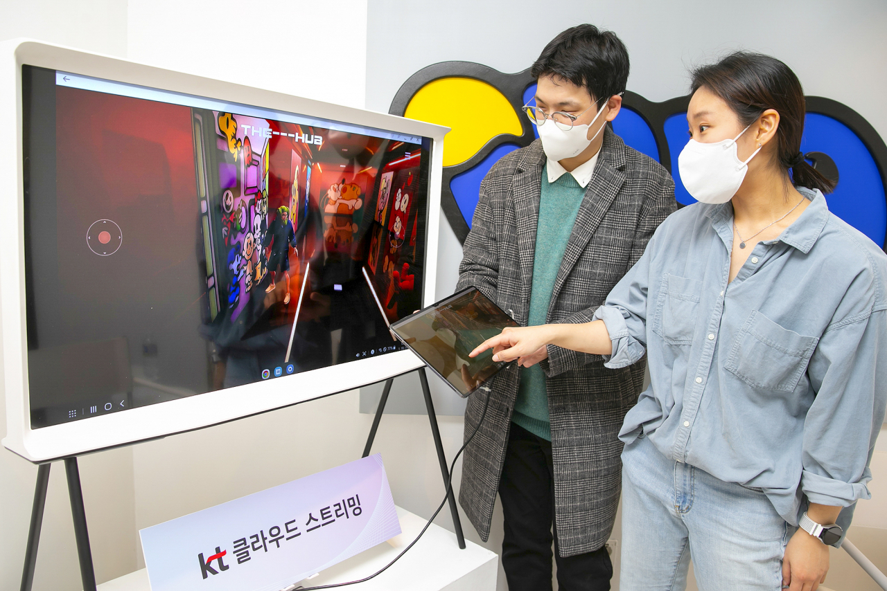Visitors explore artwork through a digital twin gallery demonstrated by KT's digital streaming technology in Seoul on Wednesday. (KT Corp.)