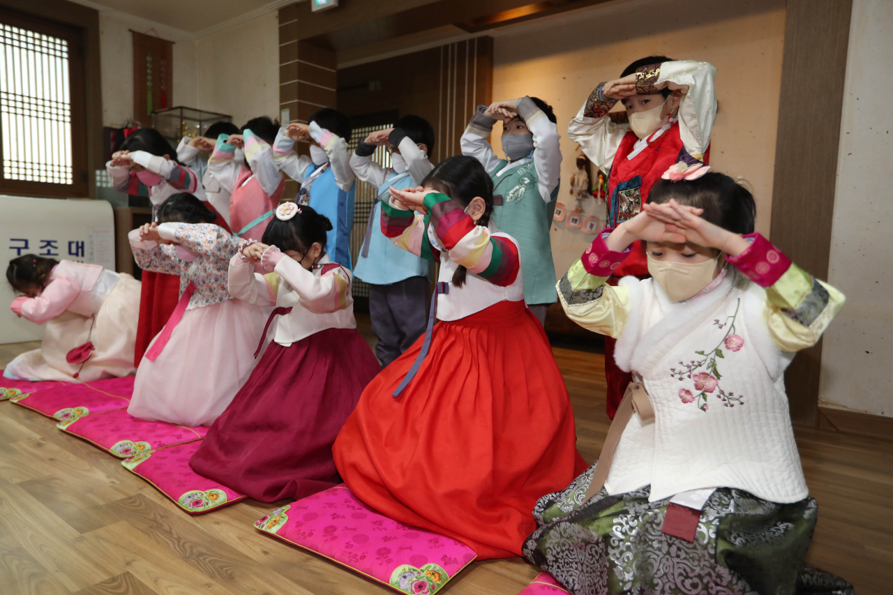 Children at a kindergarten perform sebae. (Yonhap)