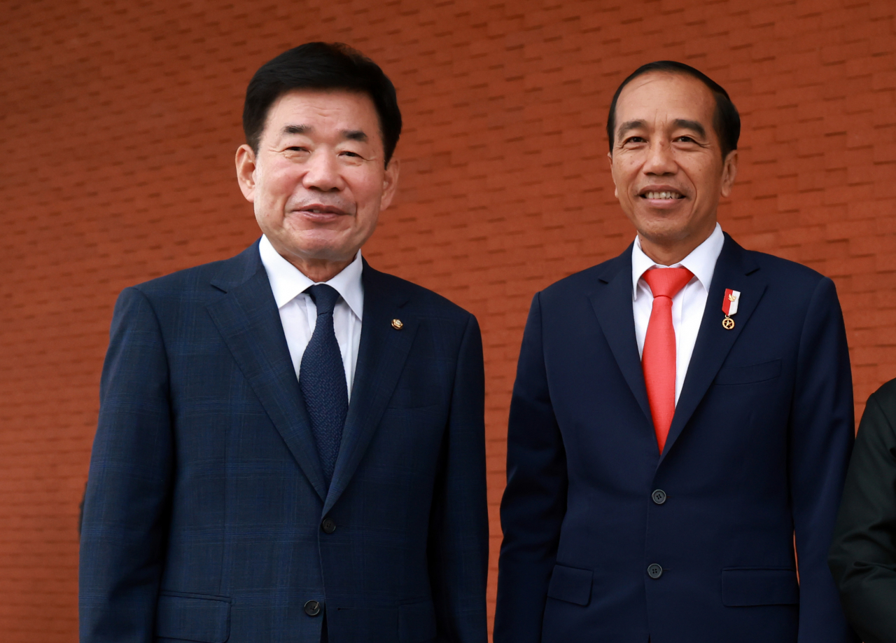 National Assembly Speaker Kim Jin-pyo (left) and Indonesian President Joko Widodo (Yonhap)
