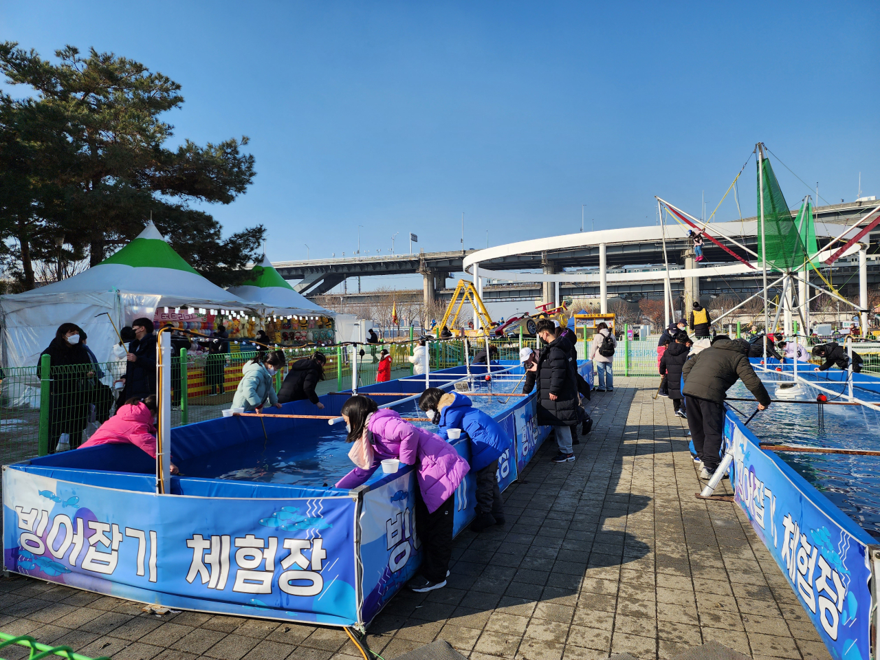 Sledding park at Ttukseom Hangang Park, on Wednesday. (Hwang Dong-hee/The Korea Herald)