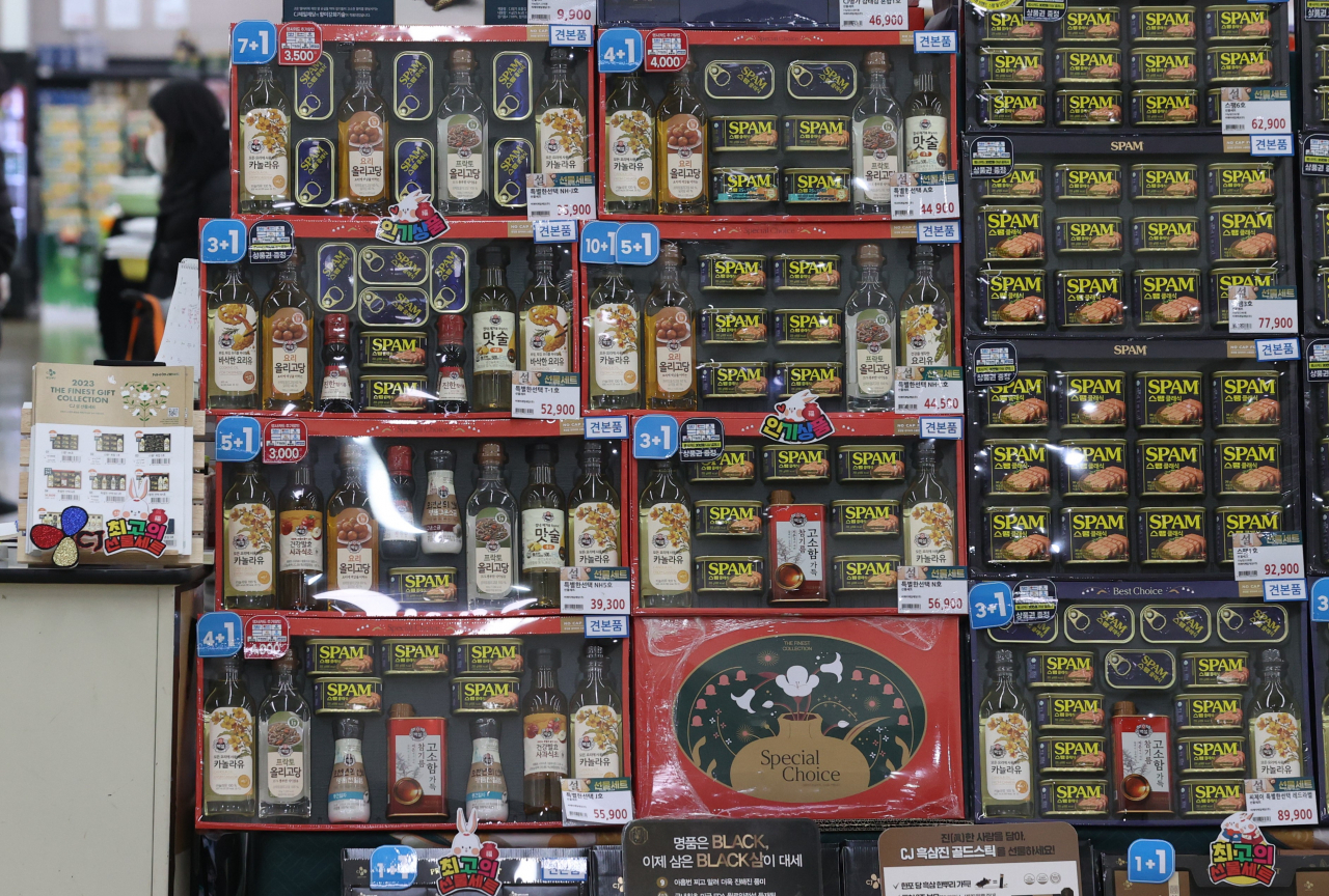 Seollal gift sets are displayed in a discount store in Seoul on Jan. 11. (Yonhap)
