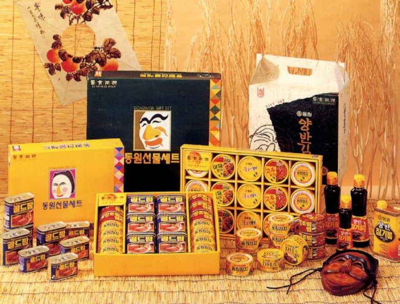 Canned food holiday gift set of Dongwon in the 1990s. (Dongwon F&B)