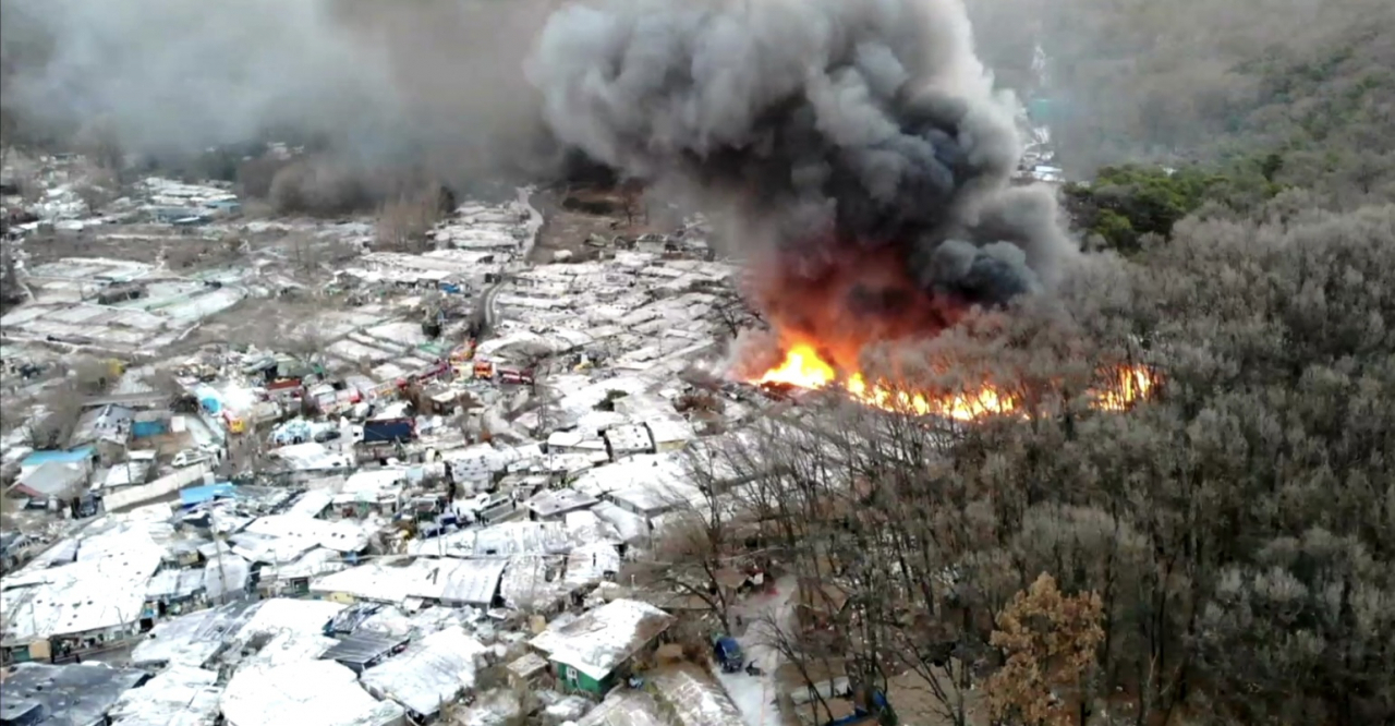 Black smoke and flame soar in Guryong Village in Gangnam-gu, Seoul, where the fire broke out on Friday morning. (Yonhap)