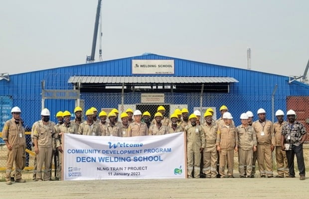 Trainees of Daewoo E&C's welding school pose for a photograph in Nigeria. (Daewoo E&C)