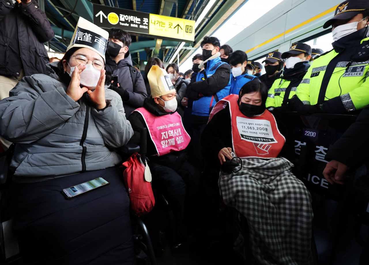 Members of the Solidarity Against Disability Discrimination chant during the subway protest at Oido Station on Subway Line No. 4, Thursday. (Yonhap)