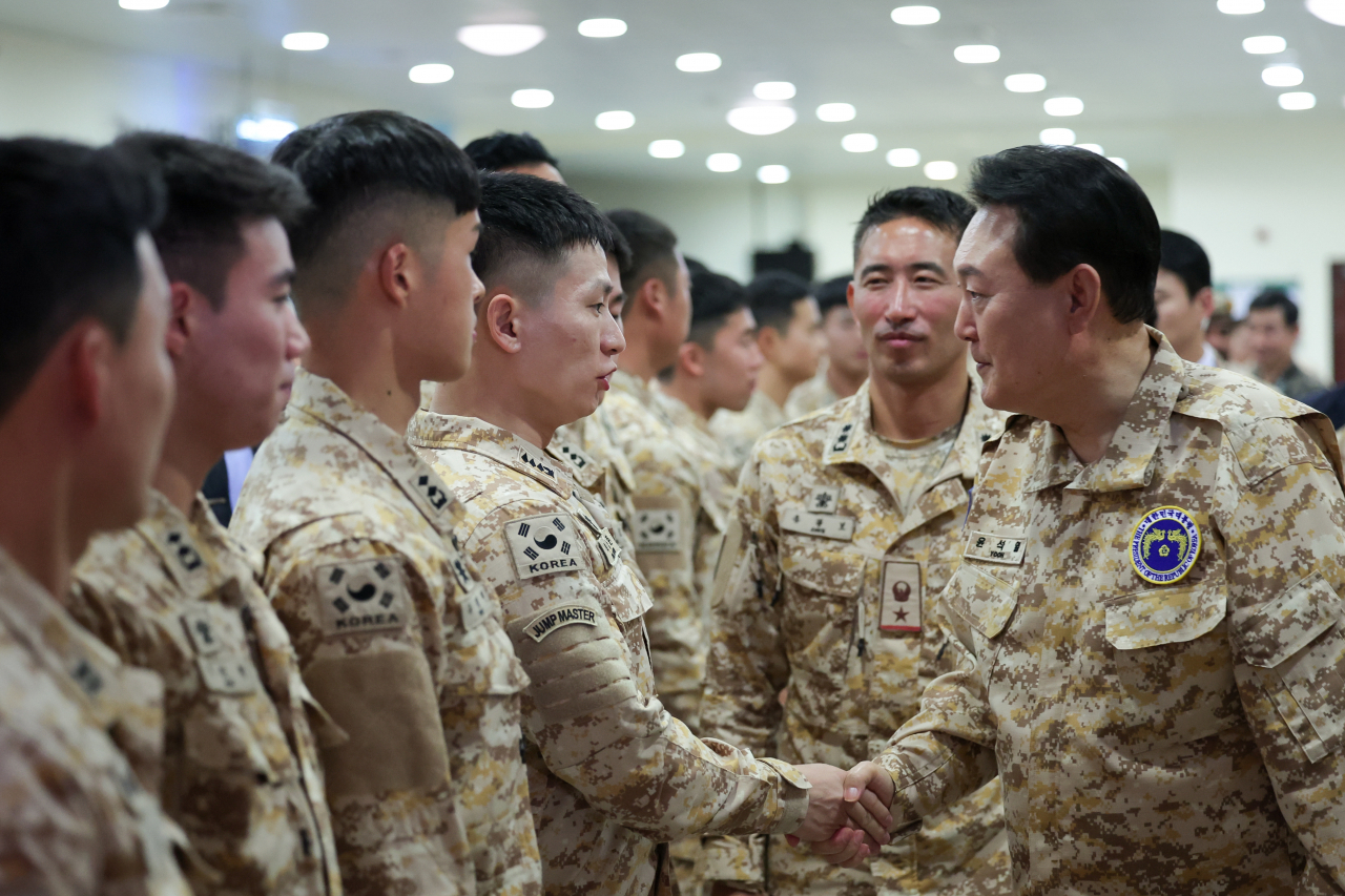 President Yoon Suk Yeol, who is on a state visit to the United Arab Emirates, greets soldiers during his visits to the Akh unit dispatched to the area on Sunday (local time). (Yonhap)