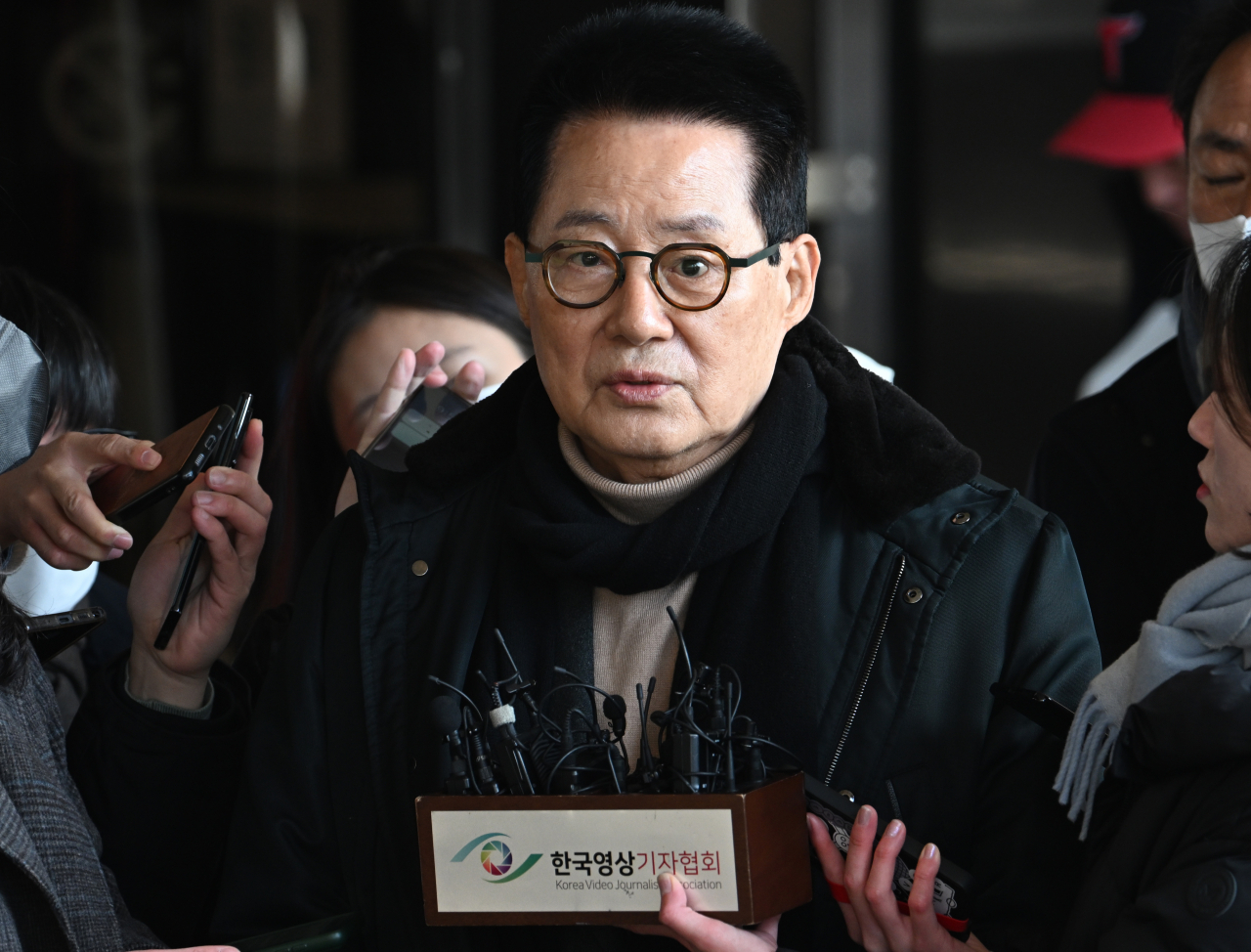 Park Jie-won, who served as the director of the National Intelligence Service from July 2020 to May 2022, speaks to reporters outside the Seoul central district prosecutors’ office on Dec. 14, 2022. (Im Se-jun/The Korea Herald)
