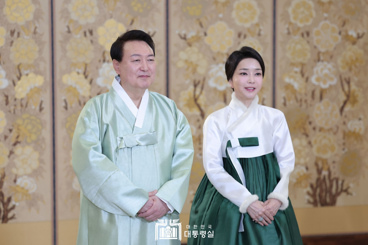 President Yoon Suk Yeol and first lady Kim Keon Hee offer Lunar New Year greetings to the people on Jan. 21, 2023. (Presidential Office)
