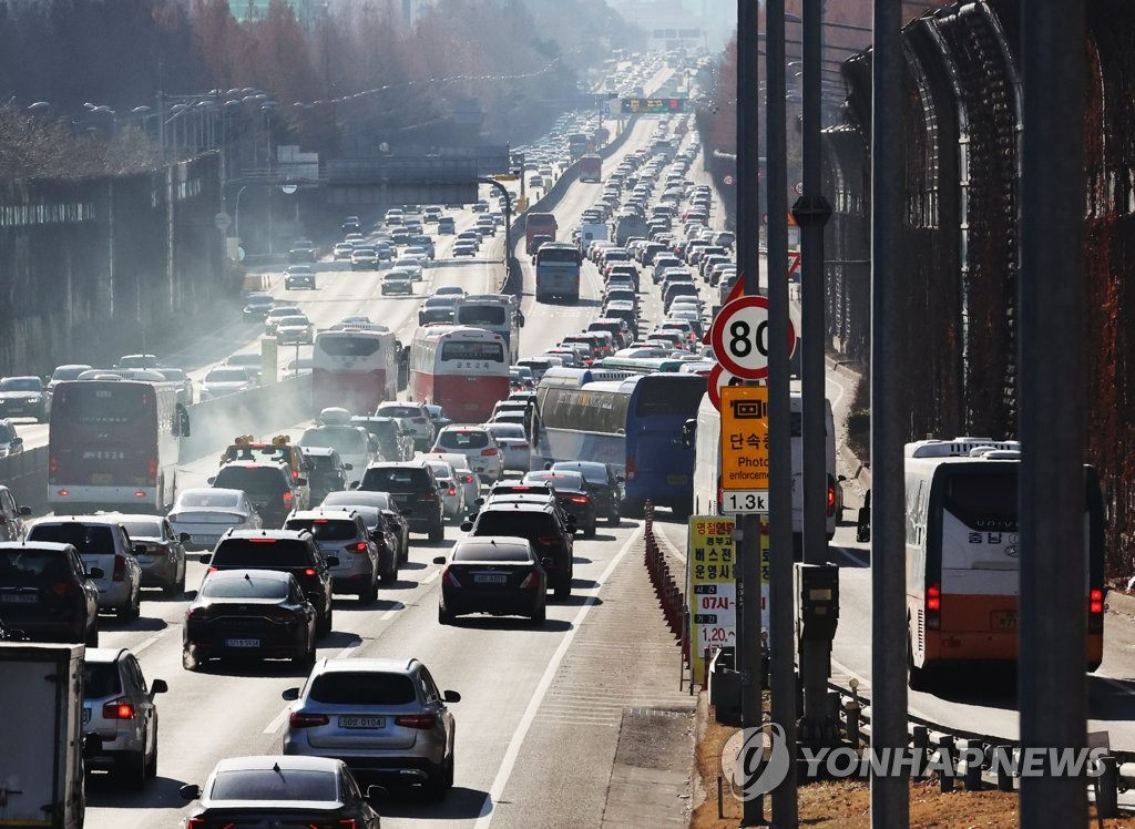 A section of the Seoul-Busan expressway in southern Seoul is congested with vehicles on Jan. 21, 2023, as many people hit the road to celebrate the Lunar New Year holiday. (Yonhap)y