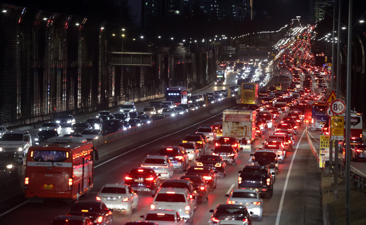 Traffic builds up on Jamwon IC Gyeongbu Expressway on Friday. (Yonhap)