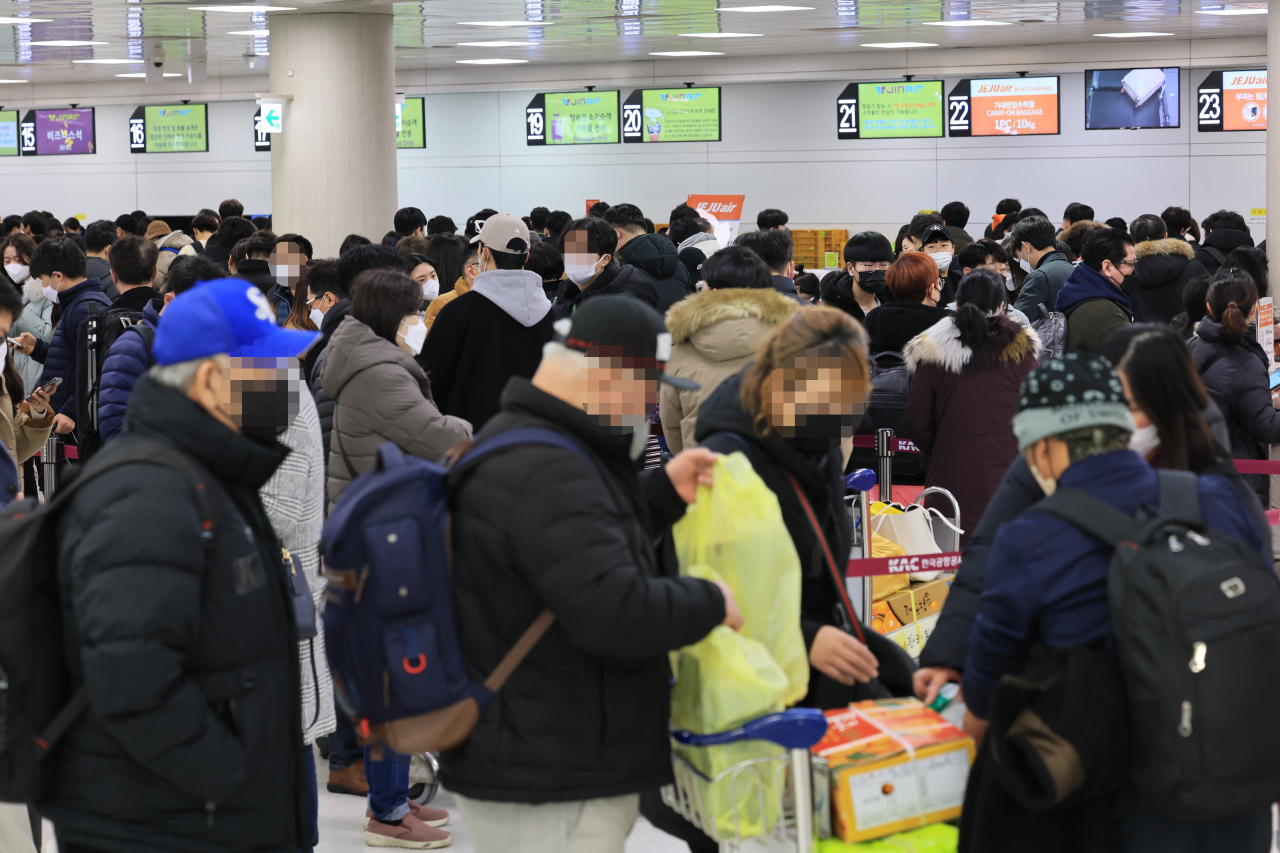 Jeju Airport is crowded with people on the early morning on Monday. (Yonhap)