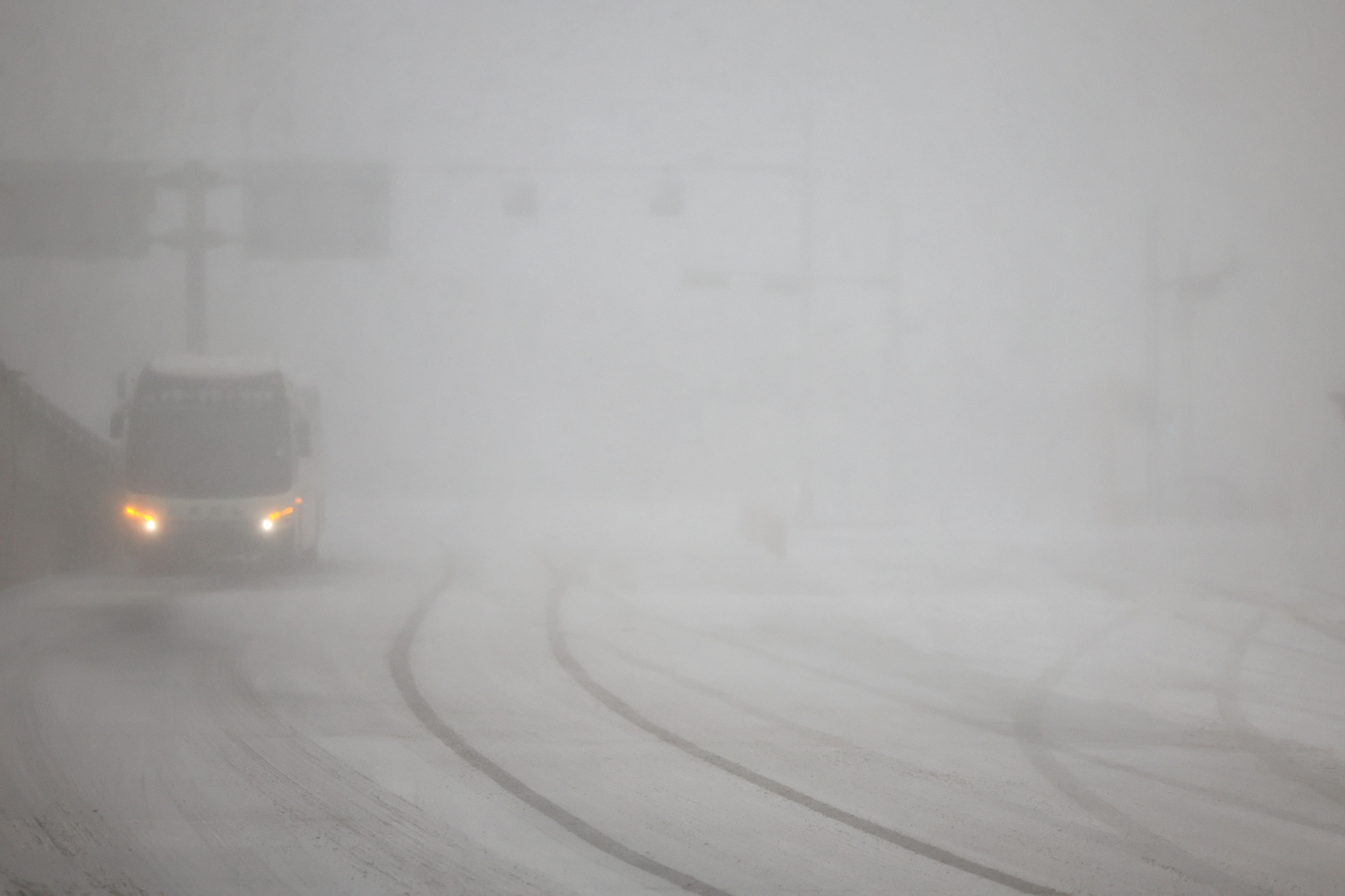 Snowstorim hits the road near Jeju International Airport, in the southern Jeju Islandon, Tuesday. (Yonhap)