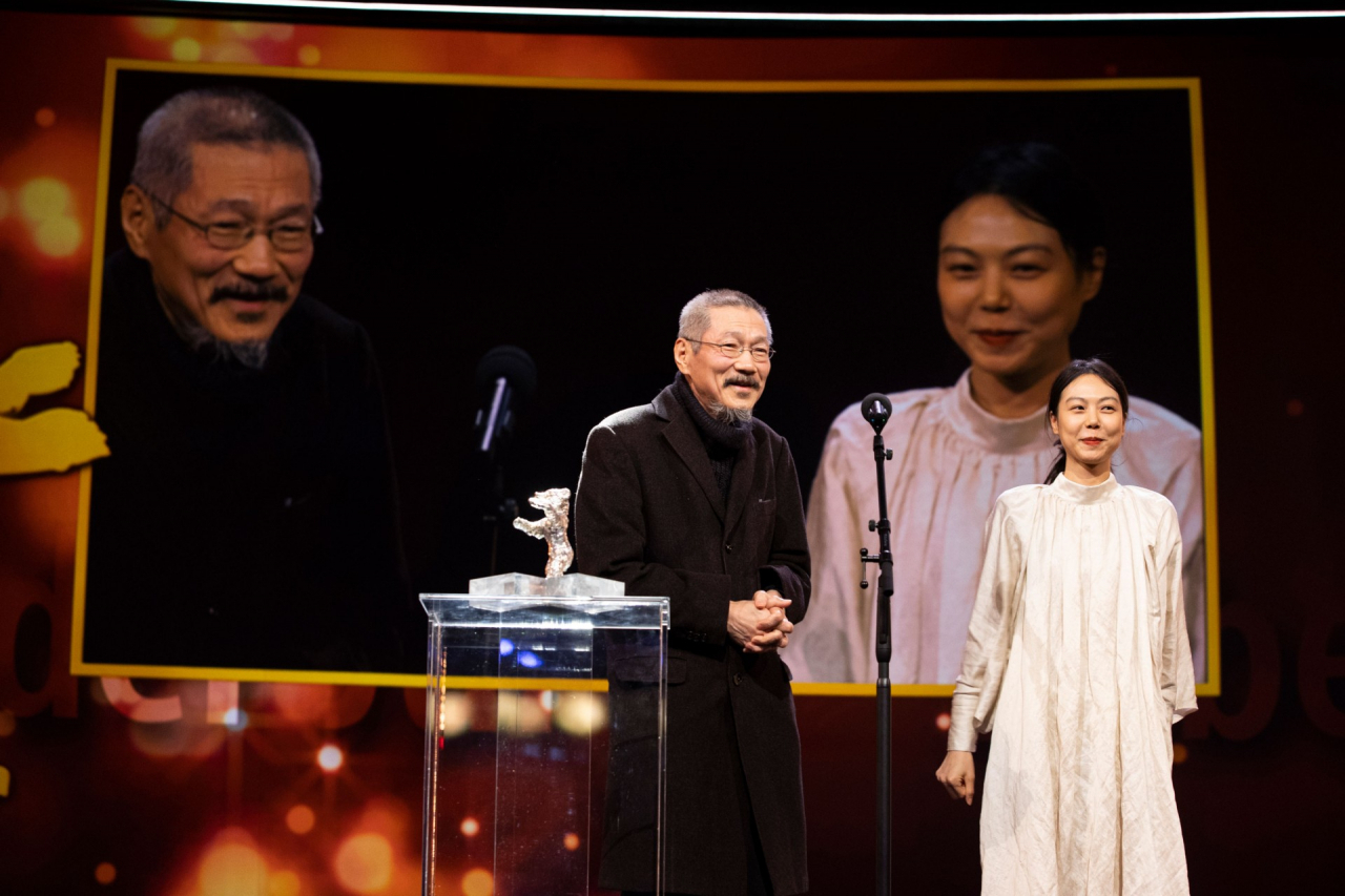 Director Hong Sang-soo (left) and actor Kim Min-hee receive the Silver Bear Jury Prize for “The Novelist's Film” at the 72nd Berlin International Film Festival in Berlin, in February 2022. (Berlin International Film Festival)