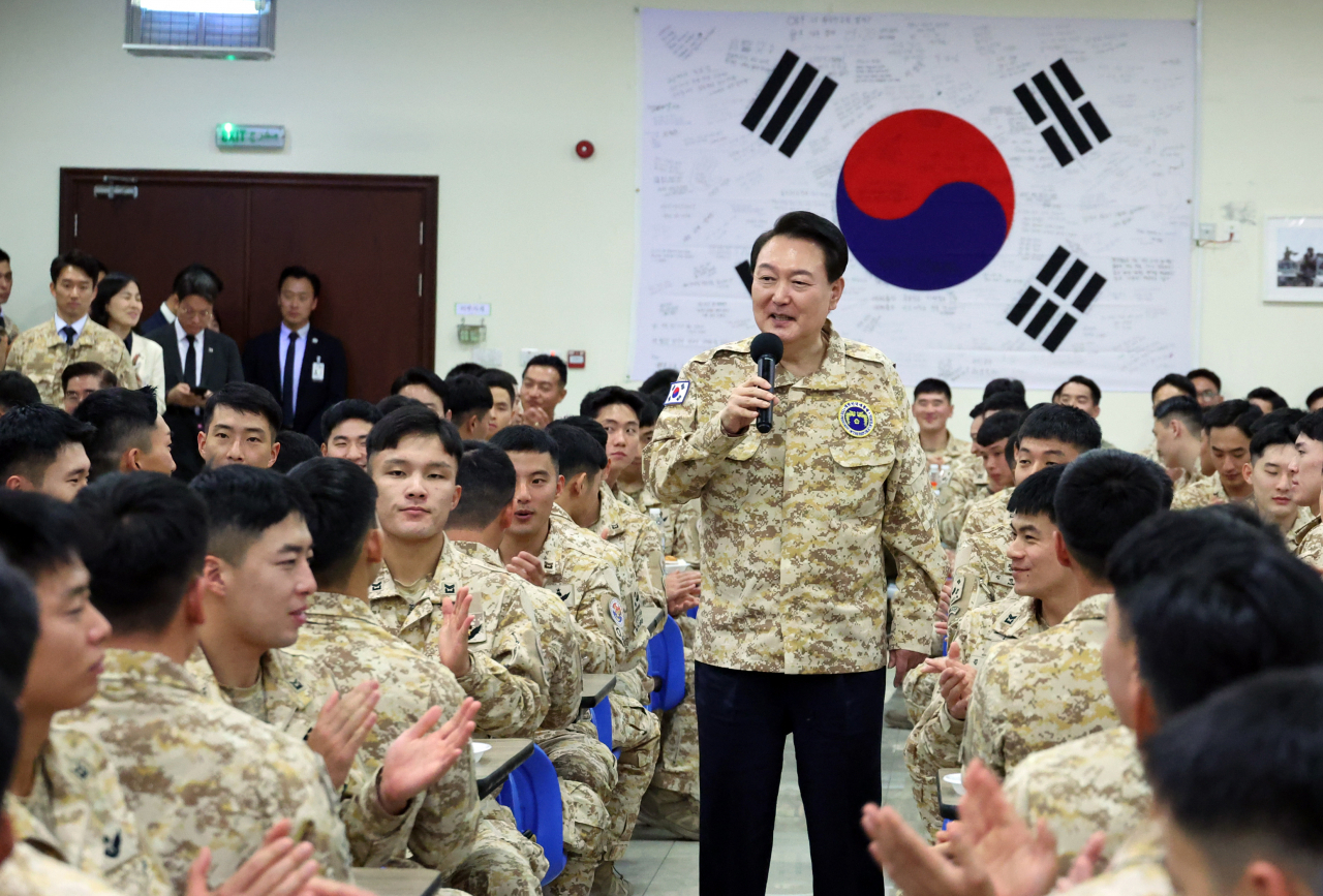 President Yoon Suk Yeol speaks during his visit to a South Korean Special Warfare Unit base in UAE, Abu Dhabi, known as the Akh unit, Sunday (local time). (Yonhap)