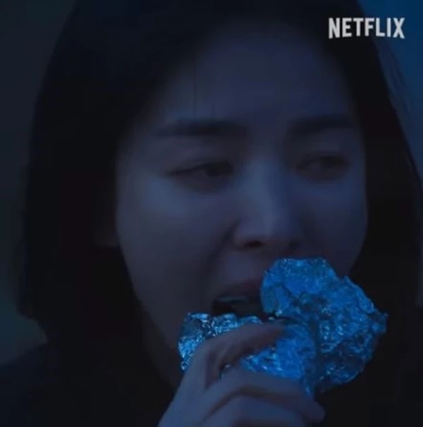 Moon Dong-eun, the protagonist of Netflix`s “The Glory,” eats a roll of gimbap. (Netflix)