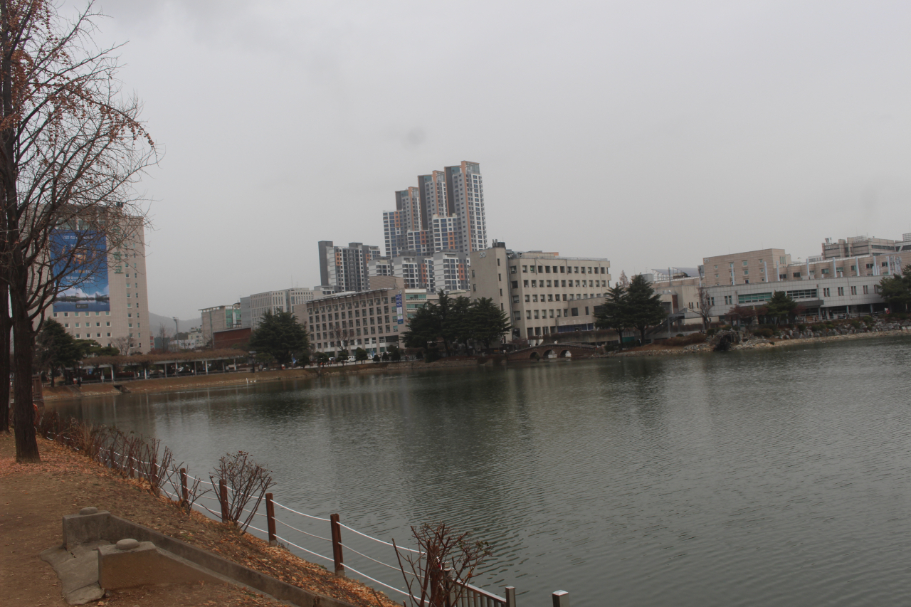 Lake Ilgam is seen on the Konkuk University campus just outside Konkuk Univ. Station on the Seoul Metro. (Yoon Min-sik/The Korea Herald)