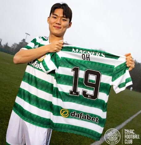 South Korean football player Oh Hyeon-gyu poses with his new uniform for Celtic after signing with the Scottish Premiership club, in this photo captured from Celtic's Twitter page on Thursday. (Yonhap)